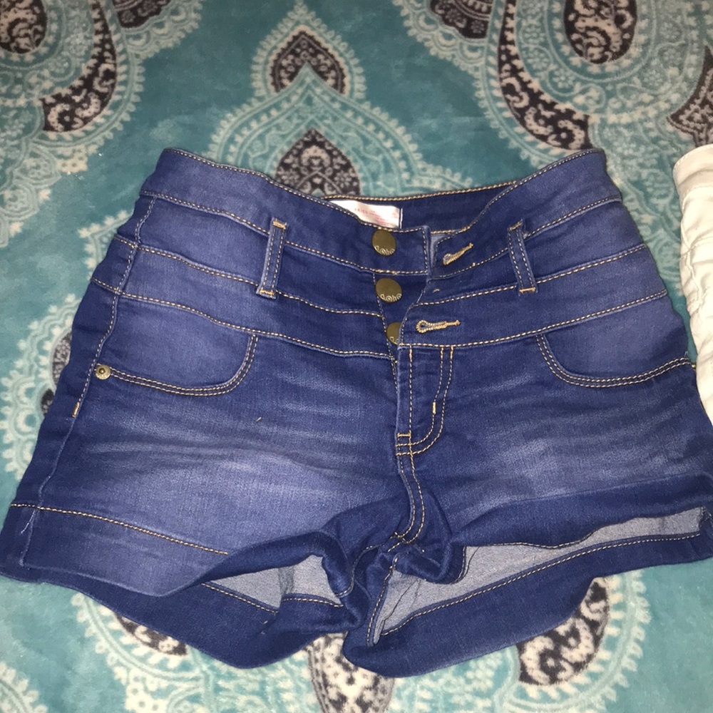 2 No Boundaries shorts